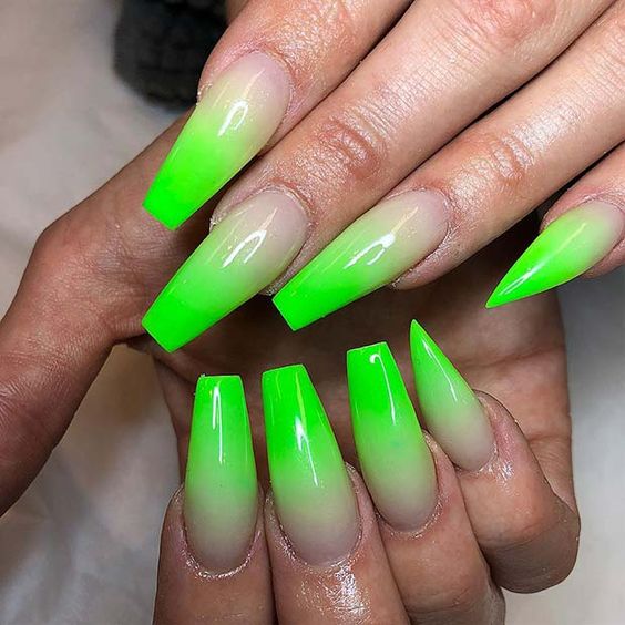 Uñas asimétricas color verde neón