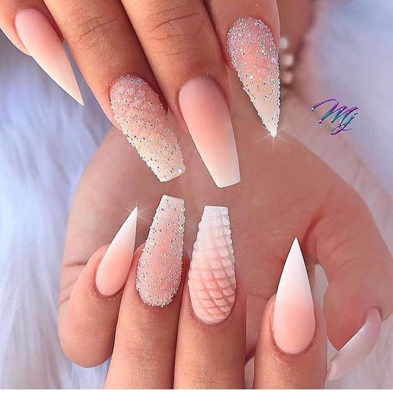 Uñas asimétricas color nude con toques blancos