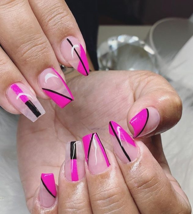Uñas asimétricas transparentes con rosa y negro