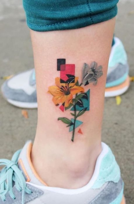 Tatuaje de flores en una flor en la pantorrilla muy caricaturesco