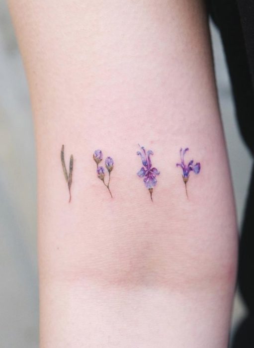 Tatuaje de flores en el brazo mostrando el crecimiento de un capullo de amapola