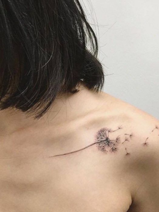 Tatuaje de flores en las clavículas de un diente de león volando