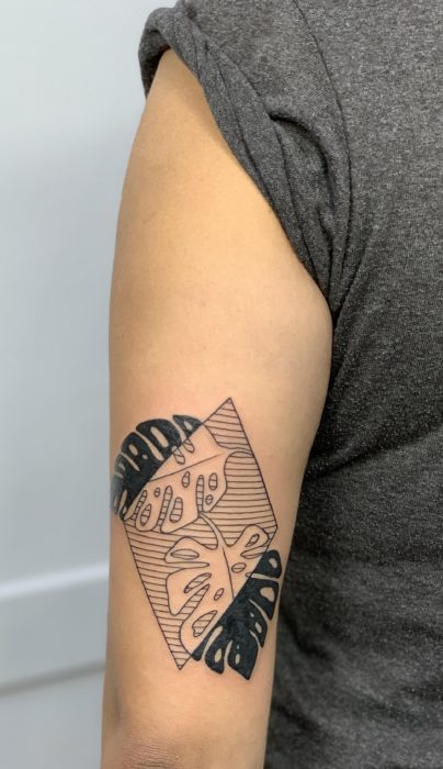 Tatuaje de flores en el brazo, de las hojas de una planta formando un rombo
