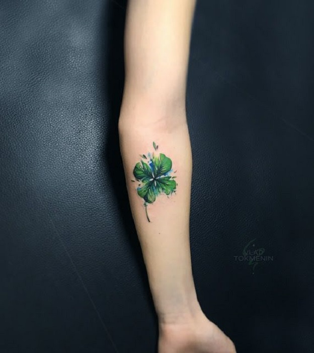 Tatuaje de flores en el antebrazo de un trébol de 4 hojas