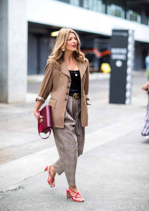 Chica usando un outfit con cinturón
