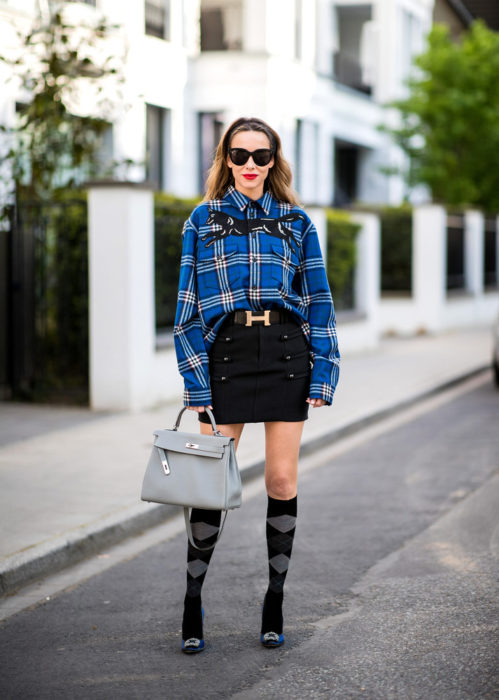 Chica usando un outfit con cinturón