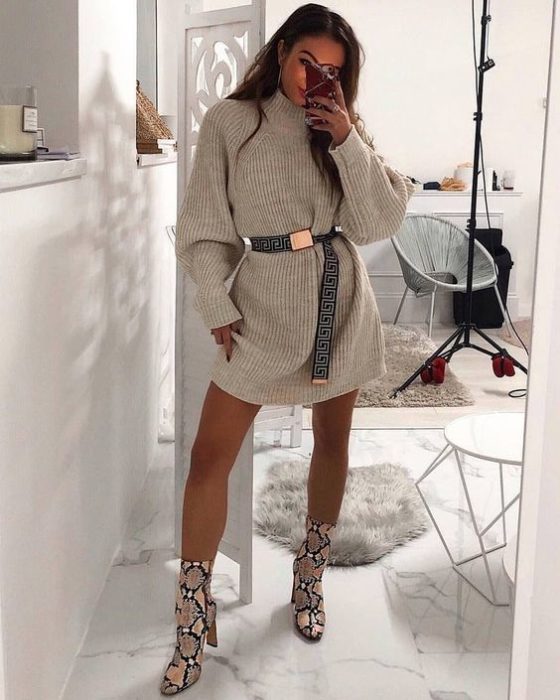 Chica usando un outfit con cinturón