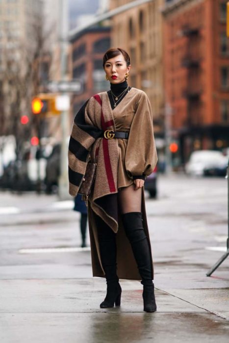 Chica usando un outfit con cinturón