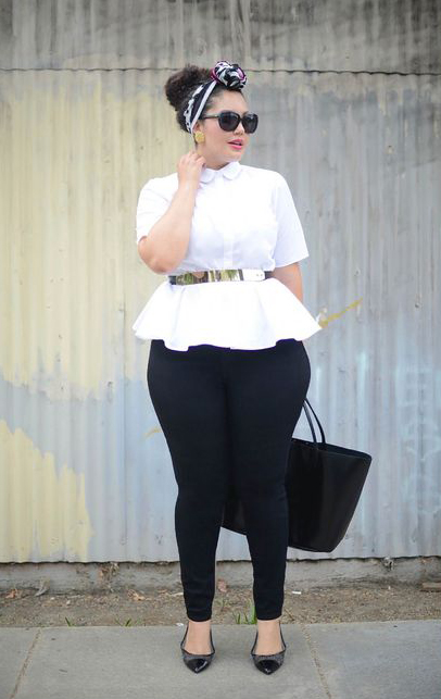 Chica usando un outfit con cinturón