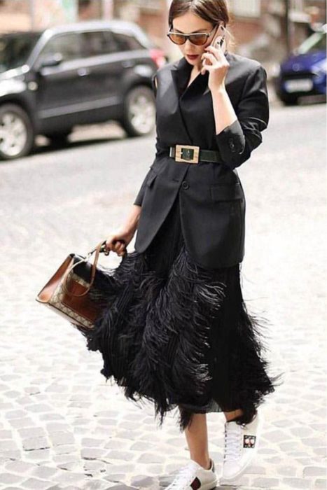Chica usando un outfit con cinturón