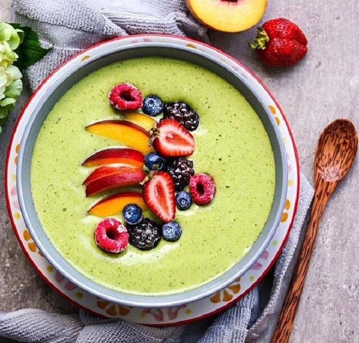 Bowl de matcha con durazno
