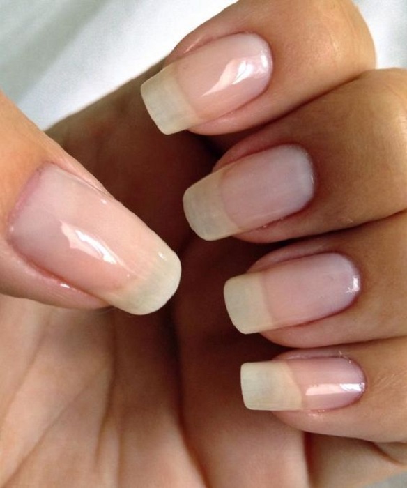 Uñas largas con esmalte transparente
