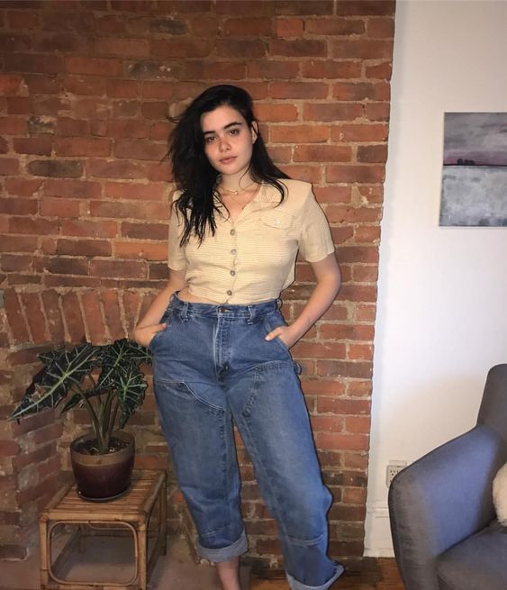 Barbie Ferreira usando un top amarillo, slouchy jeans