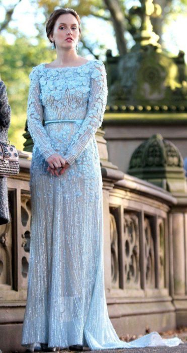 Leighton Meester en Gossip Girl usando un vestido de color azul