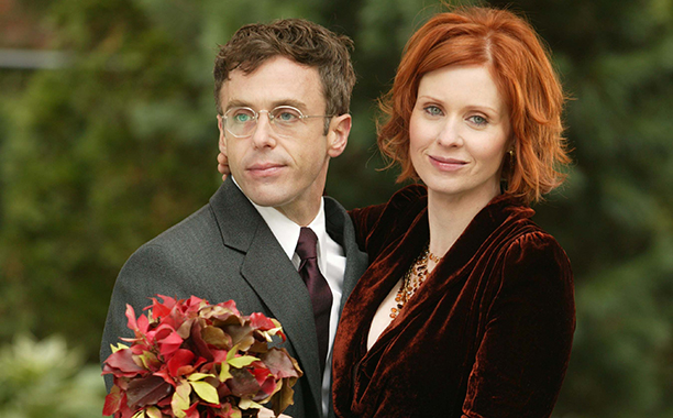 Cynthia Nixon en Sex and the city usando un vestido rojo de terciopelo