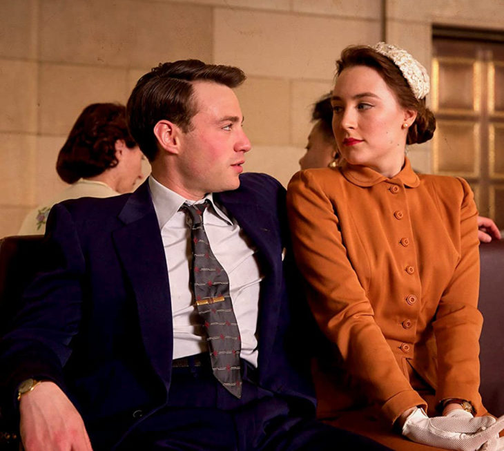 Saoirse Ronan en Un amor sin fronteras usando un vestido de los años 40 en color naranja