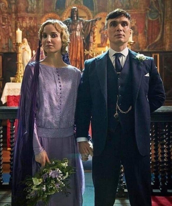 Anabelle Wallis en Peaky Blinders usando un vestido de color morado