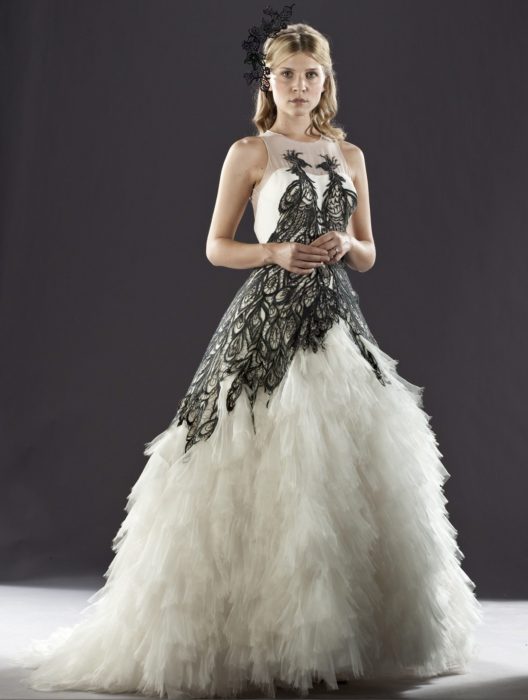 Clemence Poesy en Harry Potter y las Reliquias de la Muerte: parte 1 usando un vestido blanco con detalles en color negro