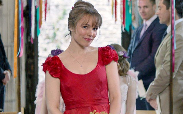 Rachel McAdams en Cuestión de tiempo usando un vestido de color rojo