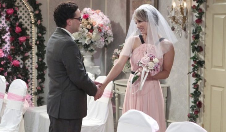 Kaley Cuoco en The Big Bang Theory usando un vestido de color rosa