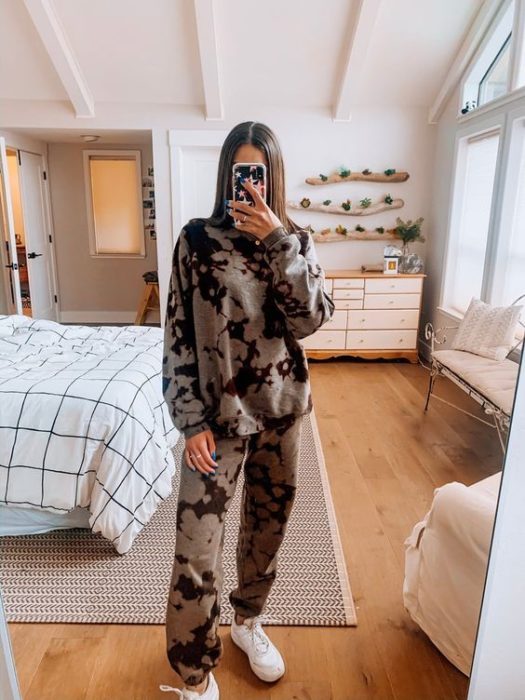 chica de cabello castaño claro usando un conjunto de sudadera y pantalón deportivo con estampado de tie-dye color café y beige