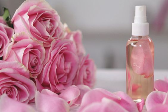 Agua de rosas para tónico facial