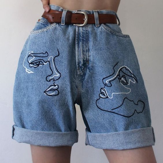 chica llevando short corto con diseños de caras pintadas a mano
