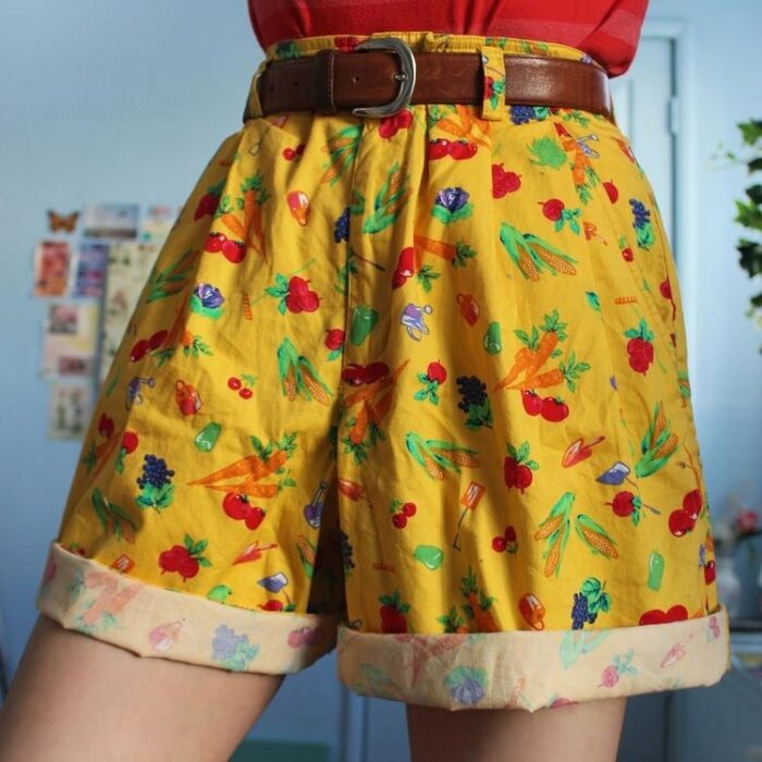 chica llevando short corto pintado con zanahorias y rábanos