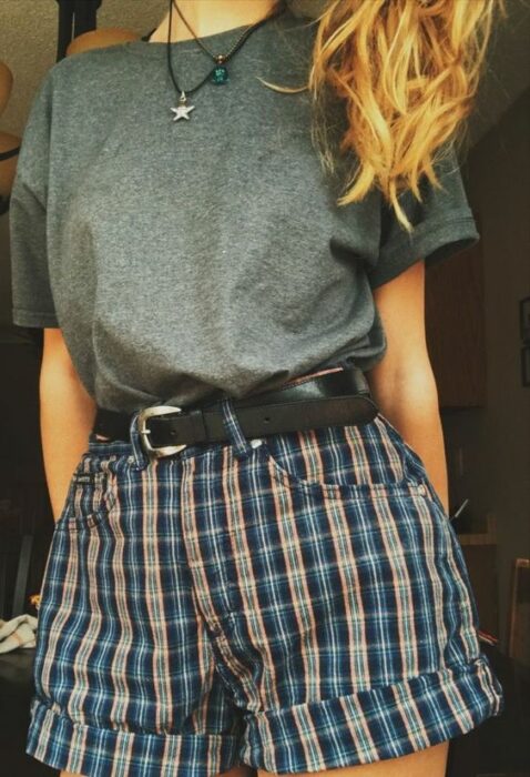 chica llevando short corto pintado con cuadros azules y marrones