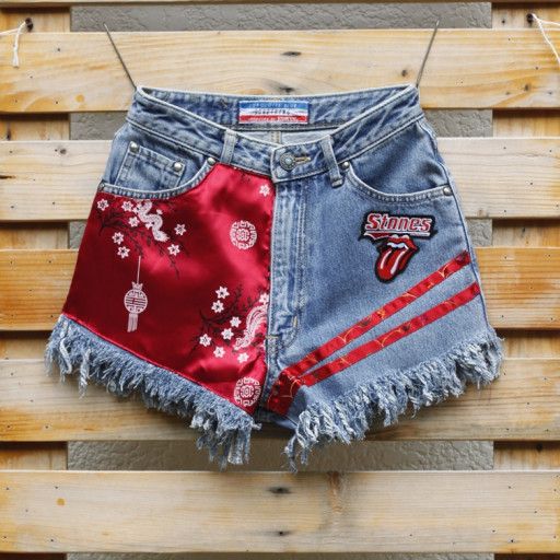 short corto con estampados en colores rojos