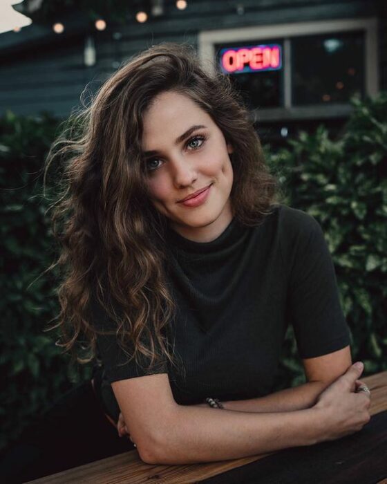 Chica de cabello rizado sonriendo