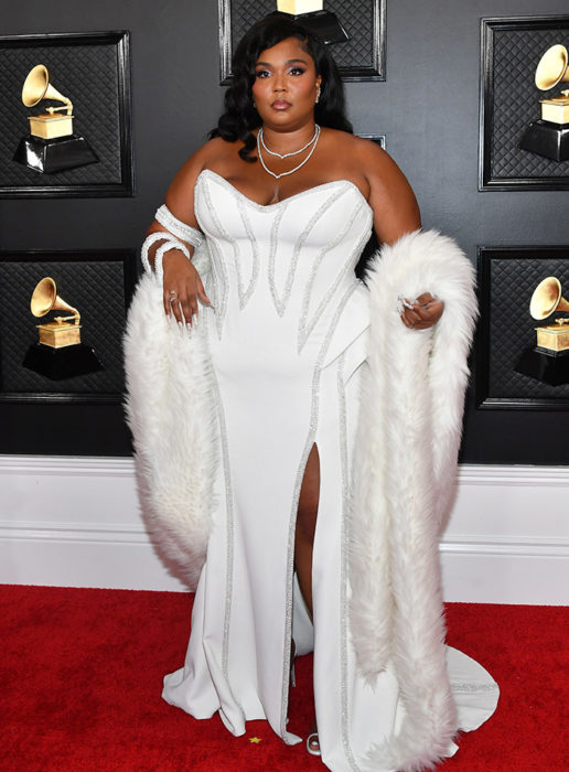 Lizzo usando un vestido de color blanco con aplicaciones de pedrería en color plateado en la gala de los Grammy