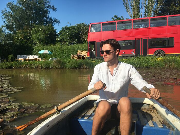 Chico remando en un lago; Pareja compra un autobús de dos pisos y lo hace una mansión