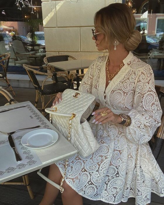 Victoria Fox usando vestido blanco con detalles de encaje