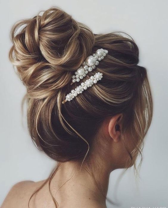 Recogido alto de novia con broches de perlas