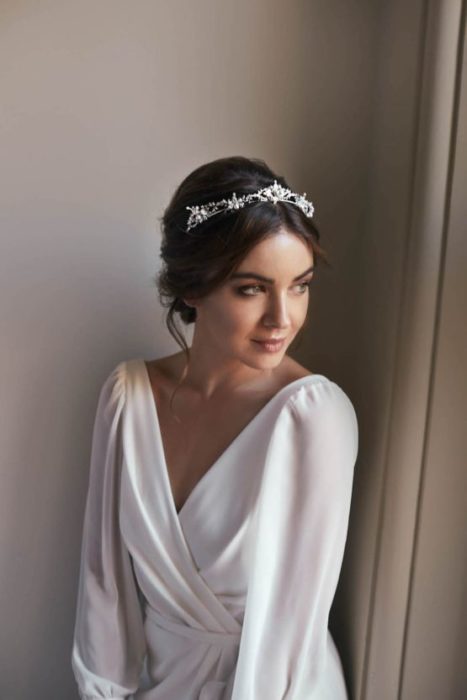 Recogido de novia suelto con tocado