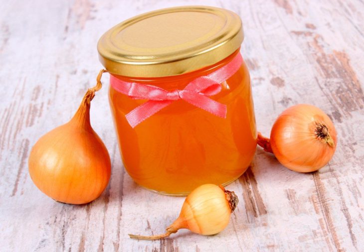 Frasco de vidrio con cebolla y miel