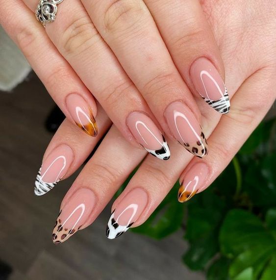 Uñas acrílicas con puntas en forma almendrada y decoradas con animal print