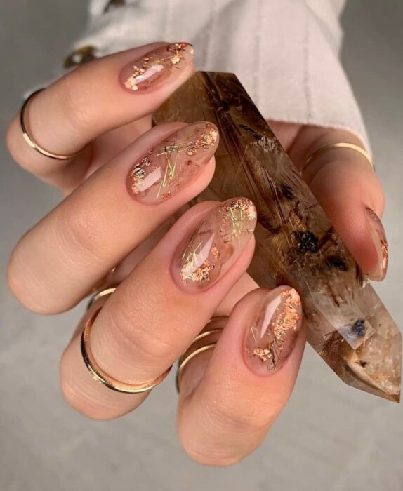 Uñas acrílicas cortas decoradas con detalles dorados