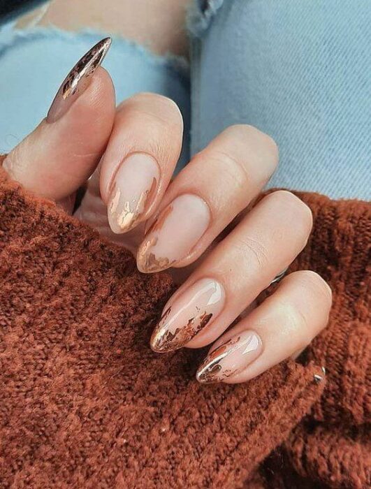 Uñas ovaladas de acrílico con detalles dorados