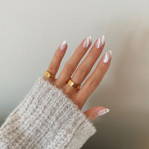 Uñas ovaladas con líneas blancas