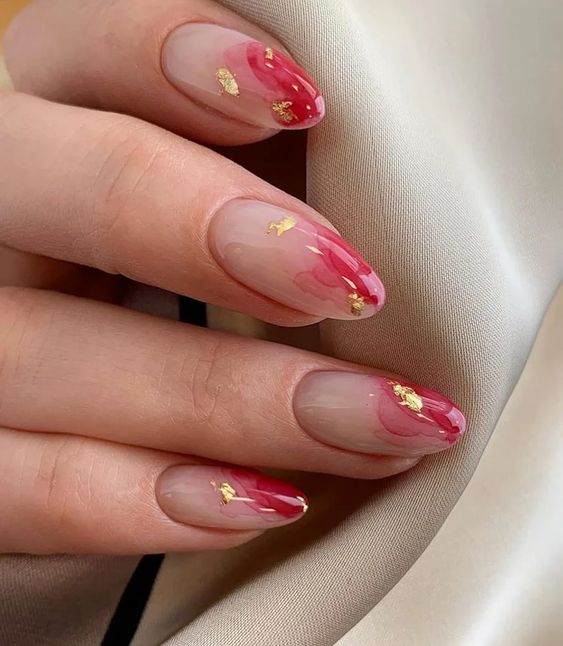 Uñas elegantes naturales con detalles en rosa y dorado