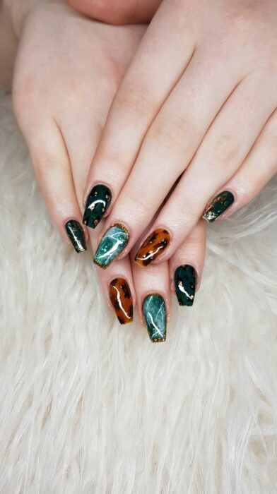 Manicura con diseño carey y opalescente