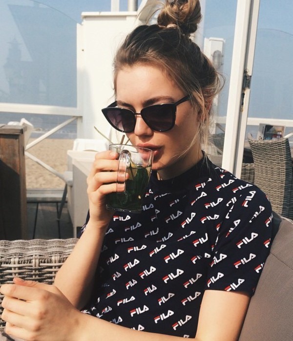 Chica sentada en un balcón bebiendo una taza de té