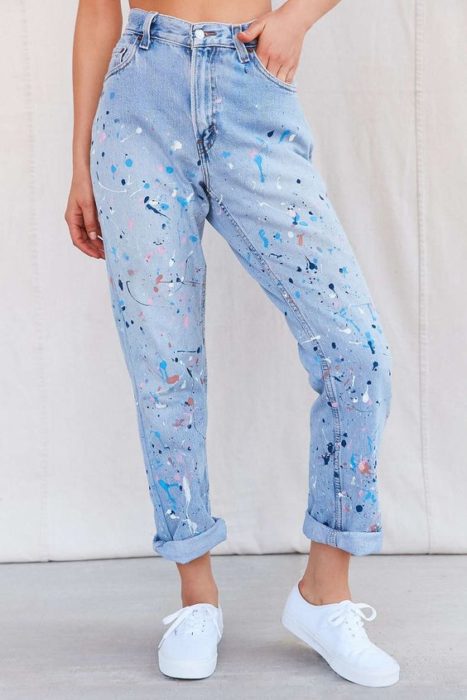 Jeans azul claro con destellos de pintura