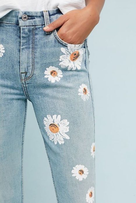 Jeans claros decorados con margaritas
