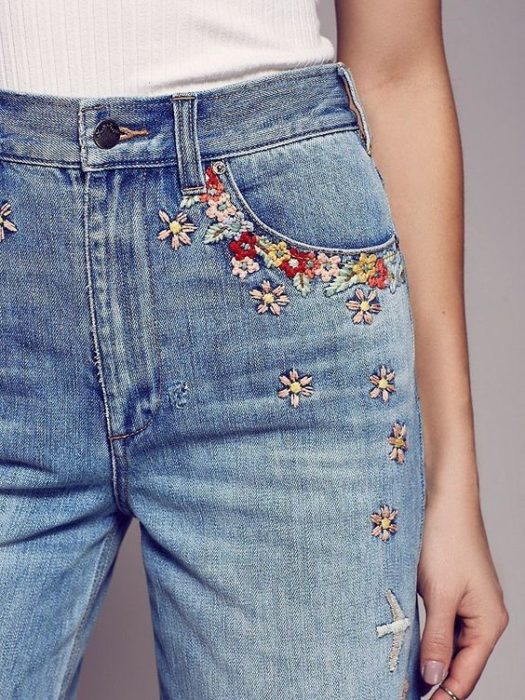 Jeans de mezclilla con pequeñas flores bordadas al costado