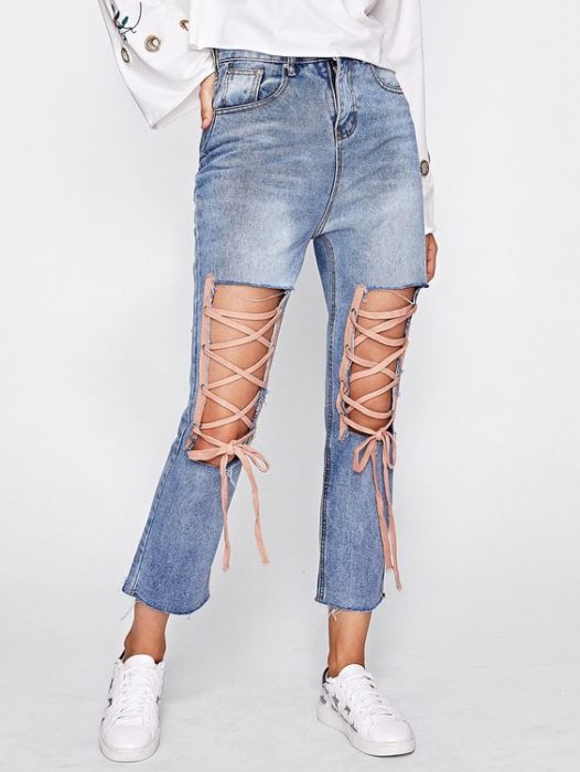Jeans rasgados decorados con cintas rosa palo