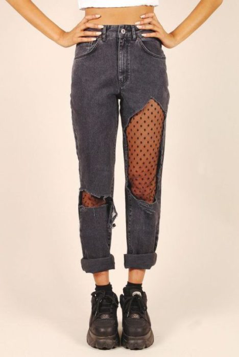 Jeans rasgados con encaje de puntos negros como forro