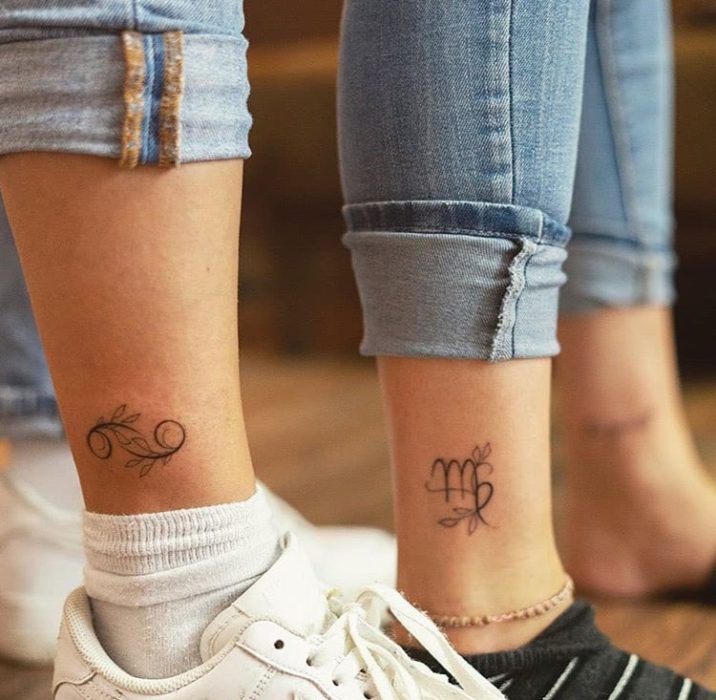 Tatuajes para compartir con tus amigas, antebrazos con diseño de manos entrelazando los pulgares frente a un sol naranja